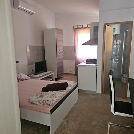Marko 1 Bedroom Apartment-studio 4 פולה